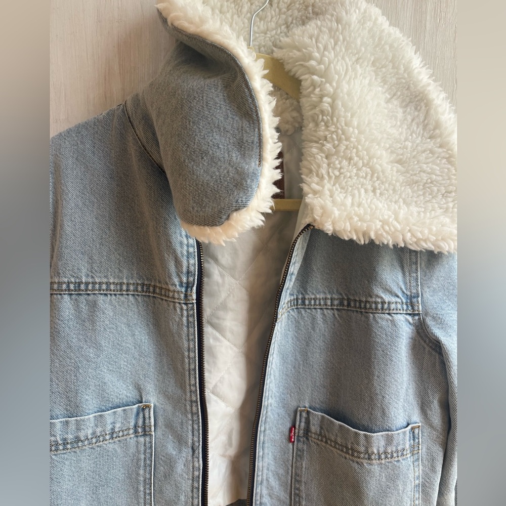 LEVI"S Retro Faux Fur Trim Zip-Up Denim Trucker Jacket - Picture 12 of 13